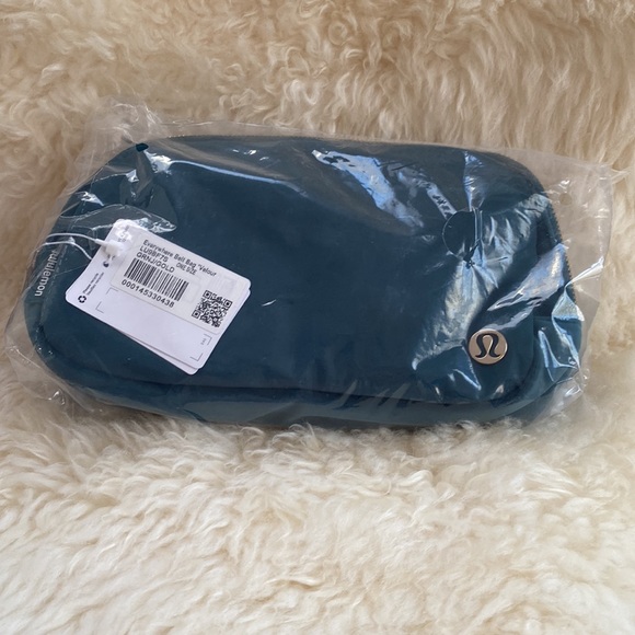 NWT lululemon everywhere belt bag Green Jasper/Gold with Tags - Picture 5 of 5